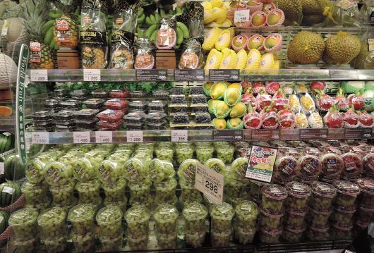 ライフグランシップ大船駅前店の「世界の果物」コーナー