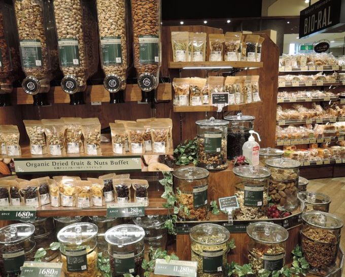 ビオラル丸井吉祥寺店の、有機素材を使用したドライフルーツとナッツのバイキングコーナー