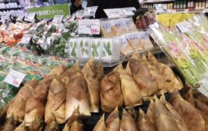 サミットストア鳩ケ谷駅前店の旬の野菜を展開するコーナー