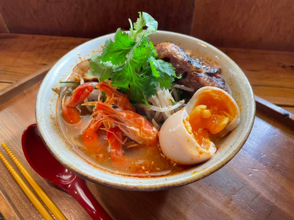 夜の営業時間帯限定で提供しているメニューの1つ「トムヤムクン沖縄そば」
