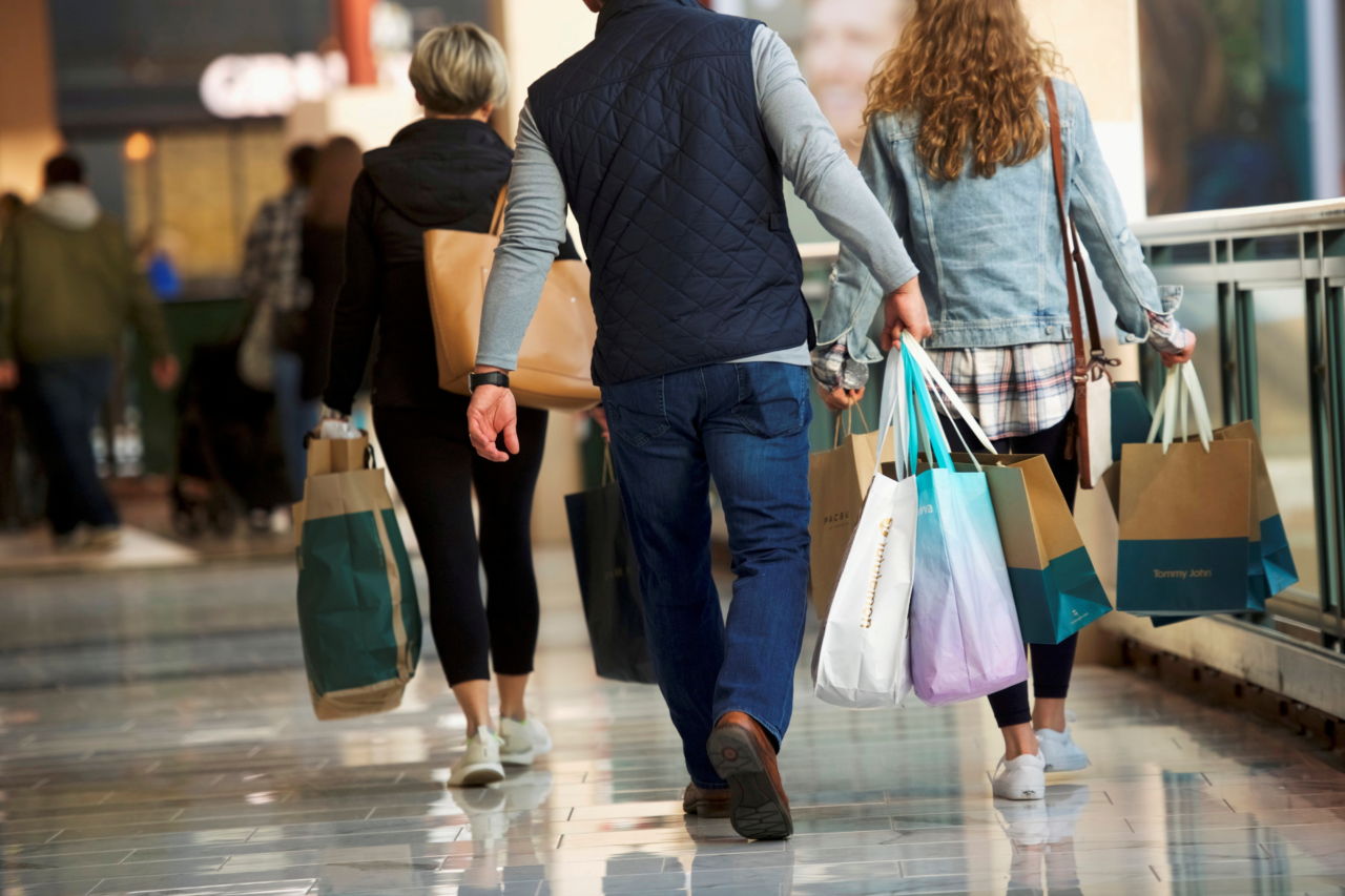 米国ペンシルベニア州にあるショッピングモールで購入した商品のバッグを持つ買い物客