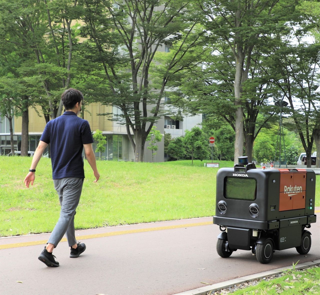 楽天グループと本田技研が実証実験を開始した自動配送ロボット