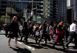 米シドニーの街を歩く人々