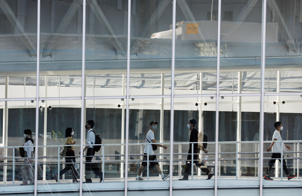 都内を歩く人々