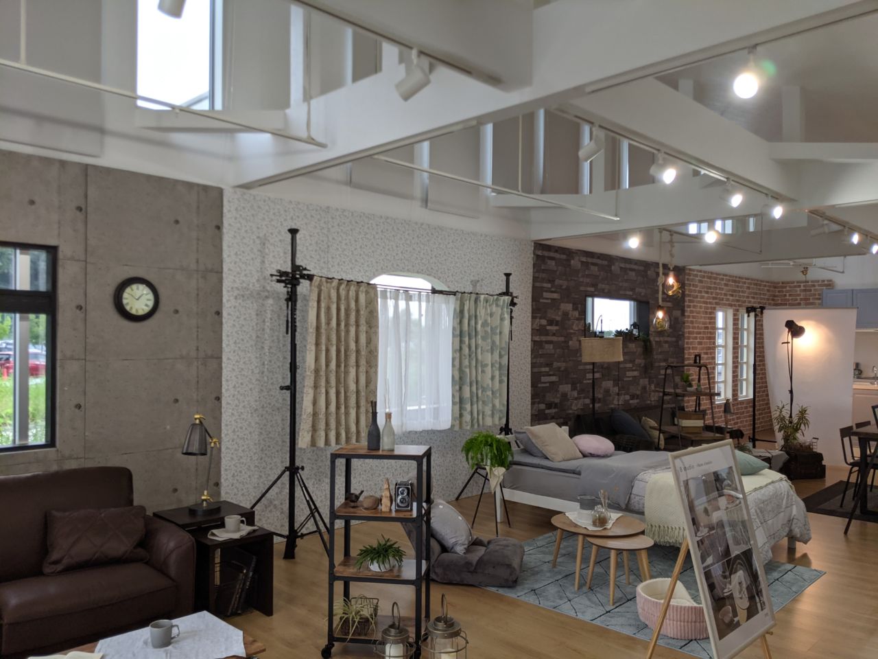 可動式の壁を使い、臨機応変にさまざまなシーンが撮影できるB棟内部