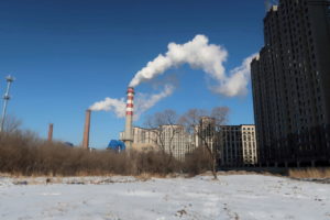 中国黒竜江省の省都ハルビン市の工場の煙があがる煙突