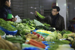 中国の市場で買い物をする人（イメージ写真）