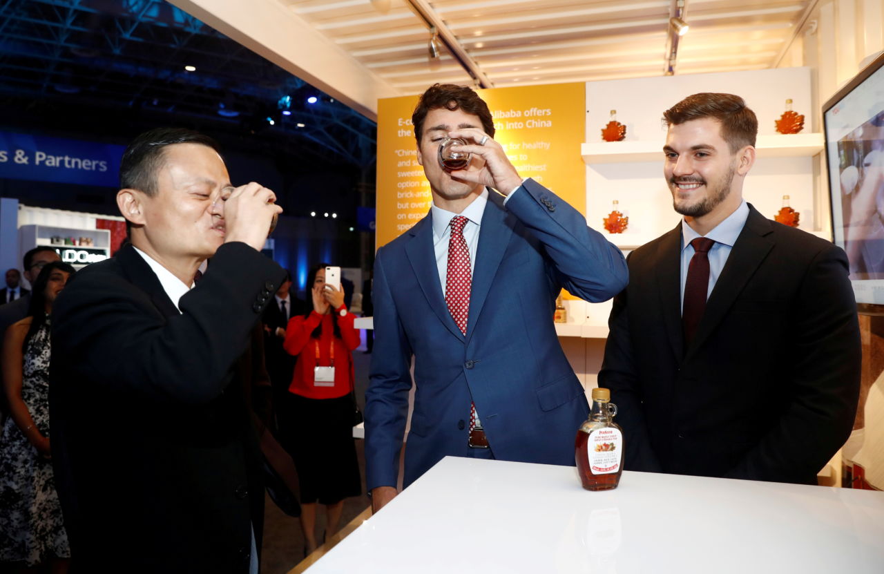 トロントの展示会でメープルシロップを試食するトルドー首相とアリババ創業者のジャック・マー氏
