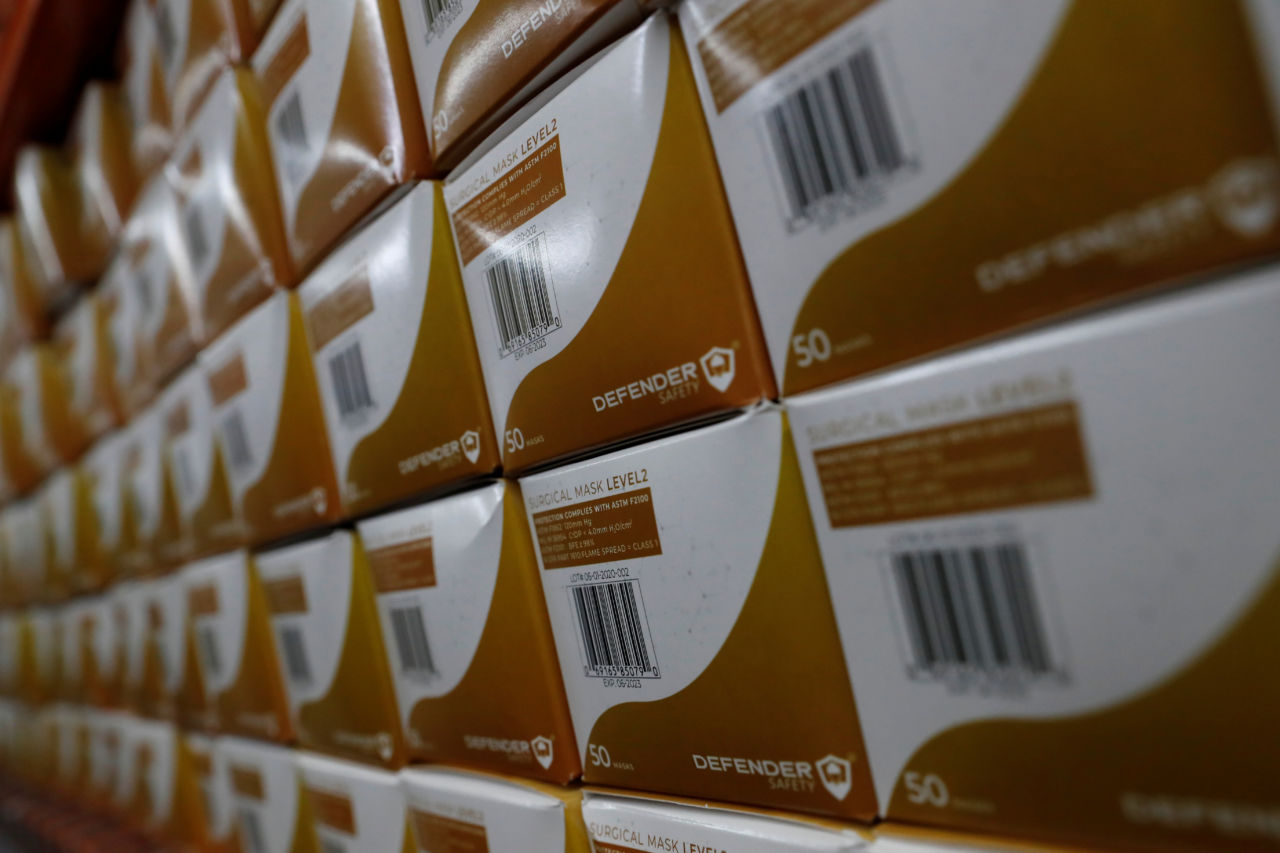 米卸売倉庫に並ぶ日用品