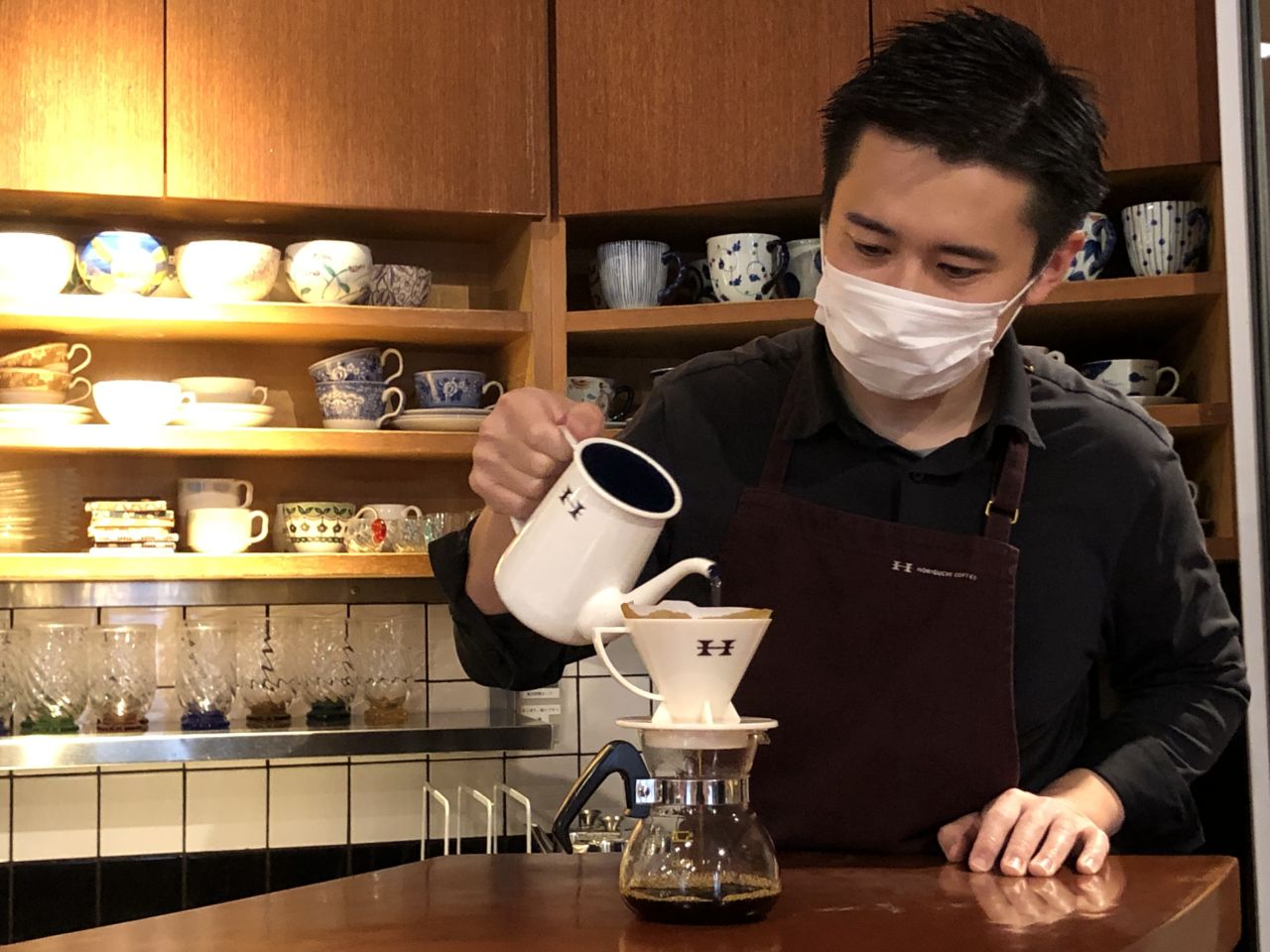 堀口珈琲世田谷店で店長がコーヒーを入れている