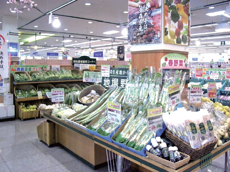 食品スーパーの「春野菜コーナー」