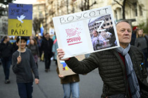 スイス食品大手ネスレの製品ボイコットを求めてデモ行進する男性