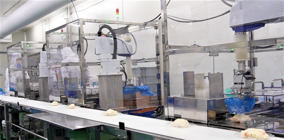 マックスバリュ東海の総菜製造場で導入された盛り付けロボット