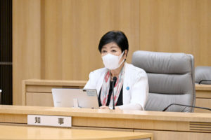 東京都の新型コロナウイルス対策本部会議で発言する小池百合子知事