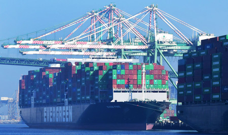 ロサンゼルス港の貨物船