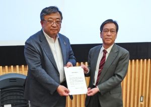 小樽商科大学から特認教授の照合を授与された大見英明理事長（左）