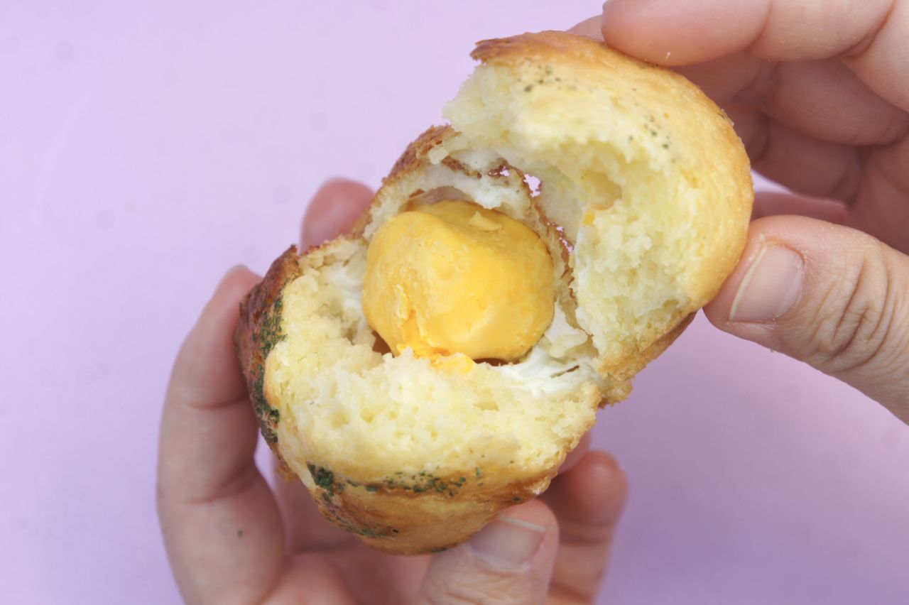 「ケランフライ」（大阪・生野）のケランパン（300円）は生地の中心に卵が。生地はメレンゲを加えた別立て