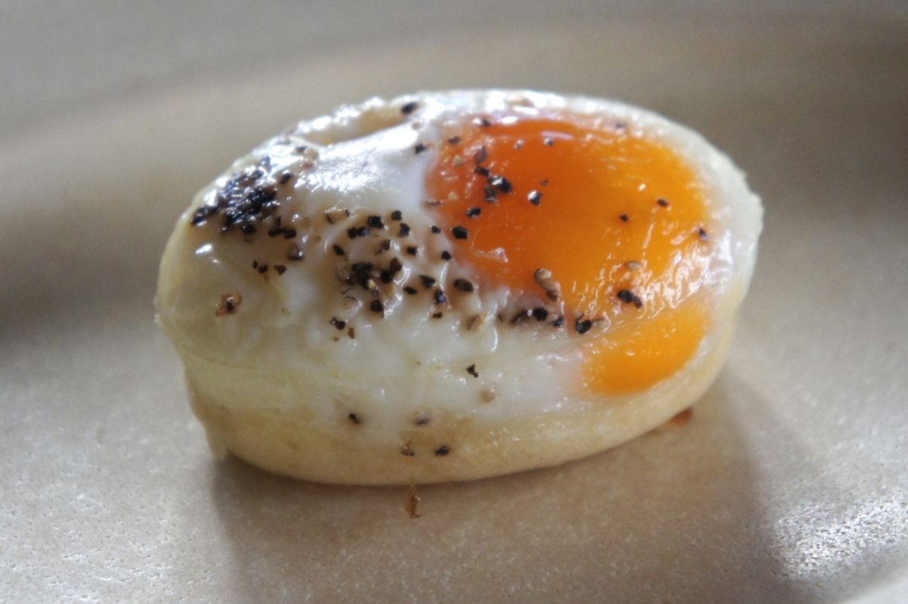 「俺のベーカリー」（大阪・心斎橋）のケランパン（180円）は生地の上に卵を重ねて焼く。4月末で終売