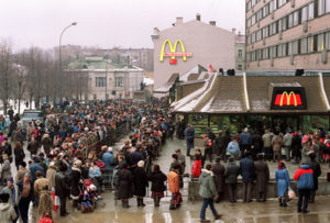 モスクワにオープンしたマクドナルド１号店の前に列を成す人々
