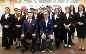 開講式に参加したモスフードサービスの中村栄輔社長（前列左）と特定技能社員ら