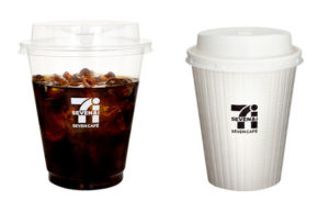 セブン―イレブン・ジャパンが値上げするセブンカフェの「アイスコーヒーＲ」（左）と「ホットコーヒーＲ」