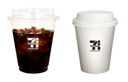 セブン―イレブン・ジャパンが値上げするセブンカフェの「アイスコーヒーＲ」（左）と「ホットコーヒーＲ」