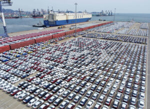 中国・煙台港から輸出される自動車