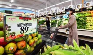 米国のスーパーマーケットで買い物をする客
