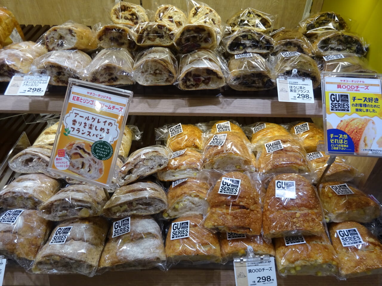 インストアベーカリーでは、具材を混ぜ込んだフランスパンを大きくコーナー化していた