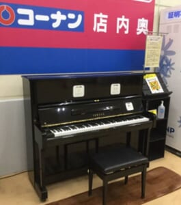 ホームセンターコーナン名谷店の店内に置かれたストリートピアノ