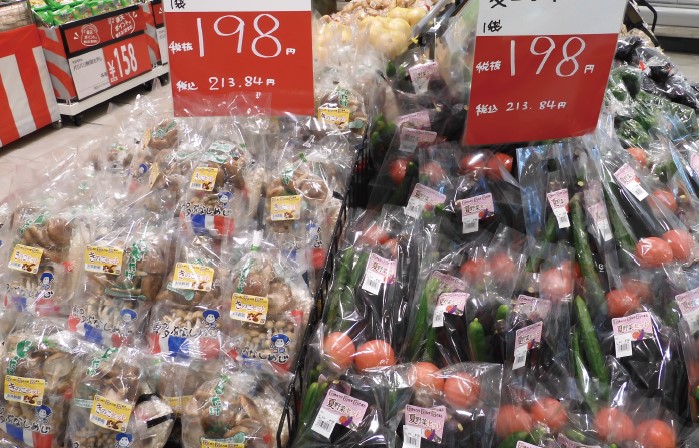 サニー福岡桧原店のキュウリ、トマト、ナスなどの季節野菜をセットにして平台エンドで展開している青果売場