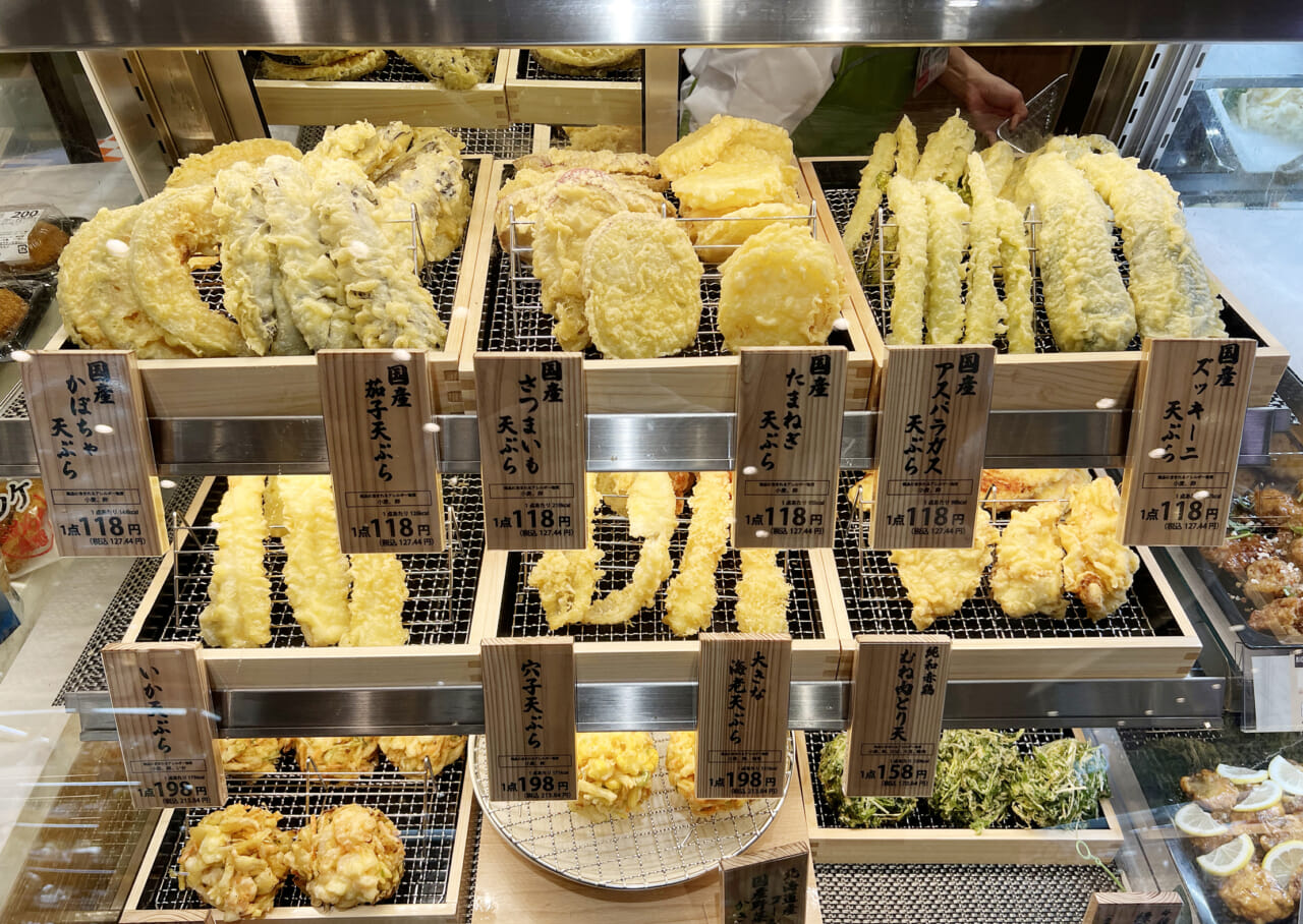 対面形式で提供する天ぷらコーナー（ライフ西荻窪店）