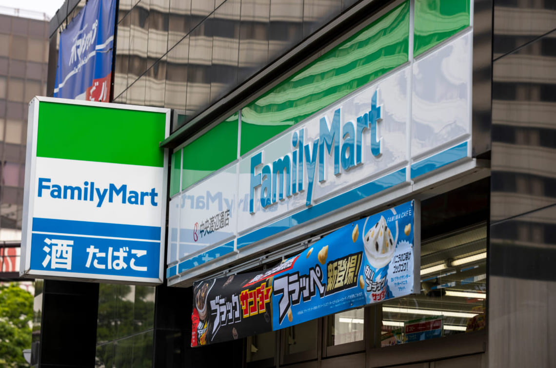 ファミリーマートの外観３