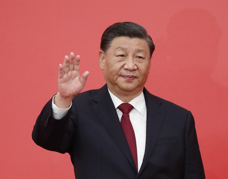 中国共産党大会での記者会見で手を振る習近平総書記