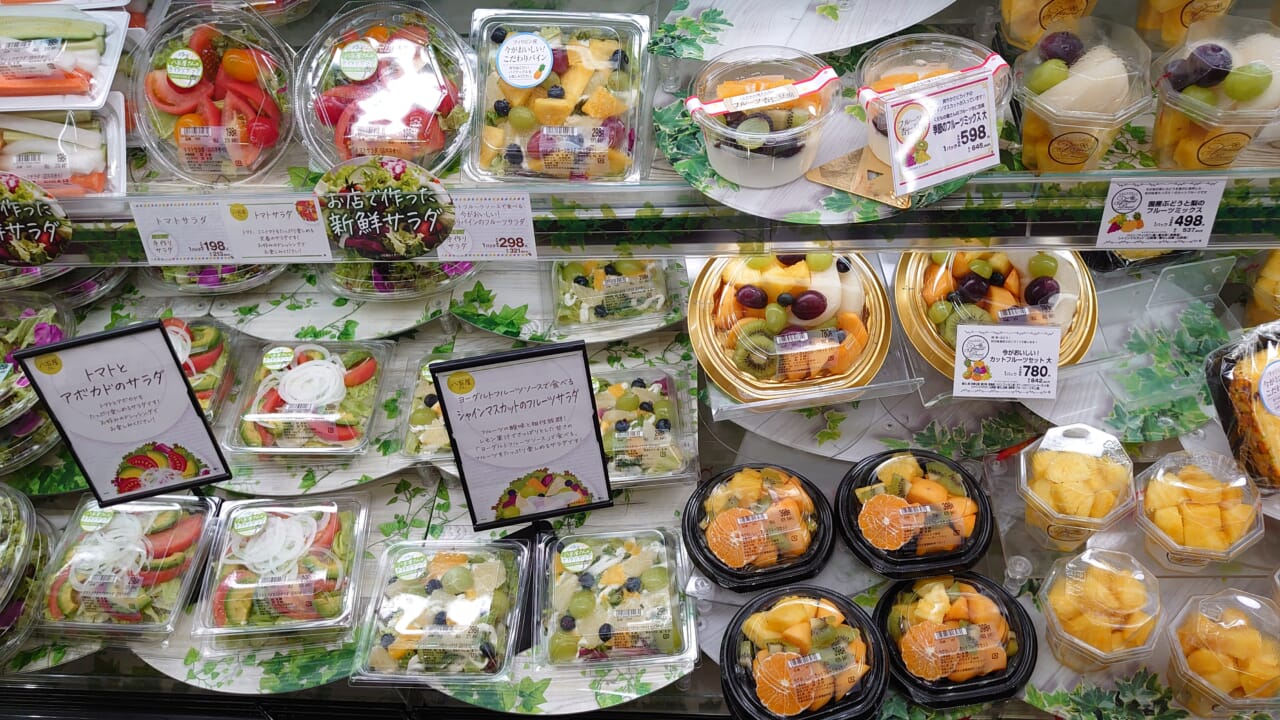 即食商品をカラフルに並べる、野菜・果物コーナー