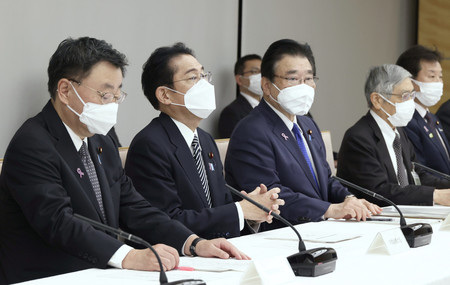 月例経済報告関係閣僚会議に臨む岸田文雄首相（左から２人目）