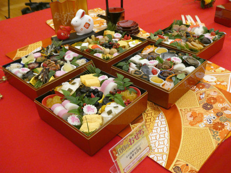 ローソンストア100の「100円おせち」全45種を使った盛り付け例