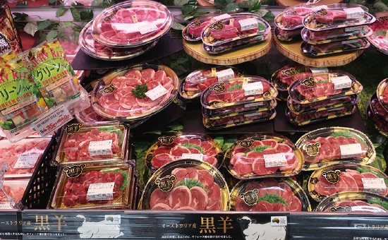 ライズの羊肉売場では、調味料の関連販売も強化