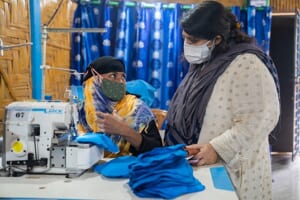 ロヒンギャ難民の女性が縫製作業をしている様子