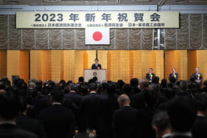 経済３団体共催の新年祝賀会であいさつをする岸田文雄首相