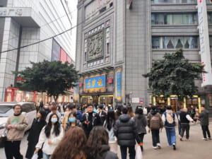 買い物客でにぎわう中国成都市中心部