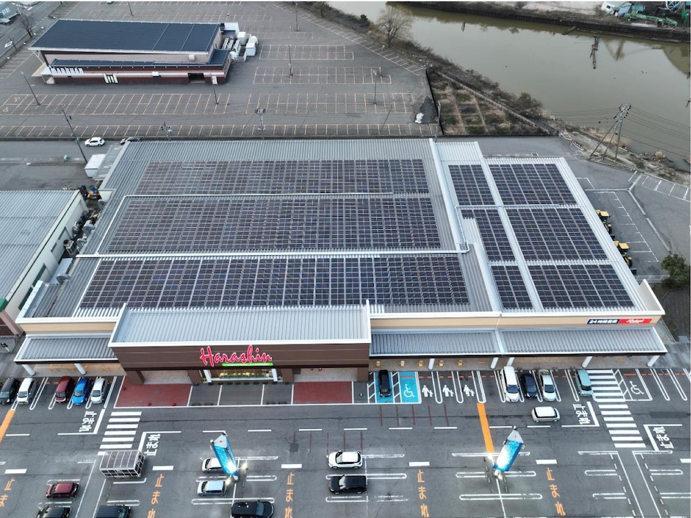 原信河渡店の屋上に設置された太陽光発電設備