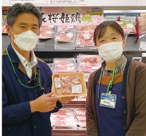 いなげや むさし村山店店長 水口 様（左） 精肉部 高橋 様（右）