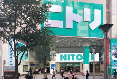ニトリホールディングスの都内最大級店舗「ニトリ池袋サンシャイン60通り店」