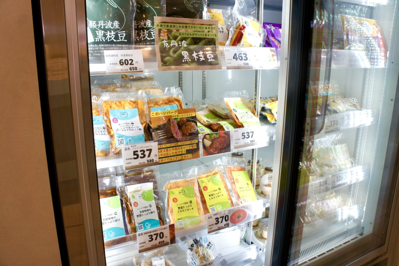 冷凍ショーケースには、サラヤの「ラピッドフリーザー」導入先が製造する冷凍商品やオリジナル商品を陳列