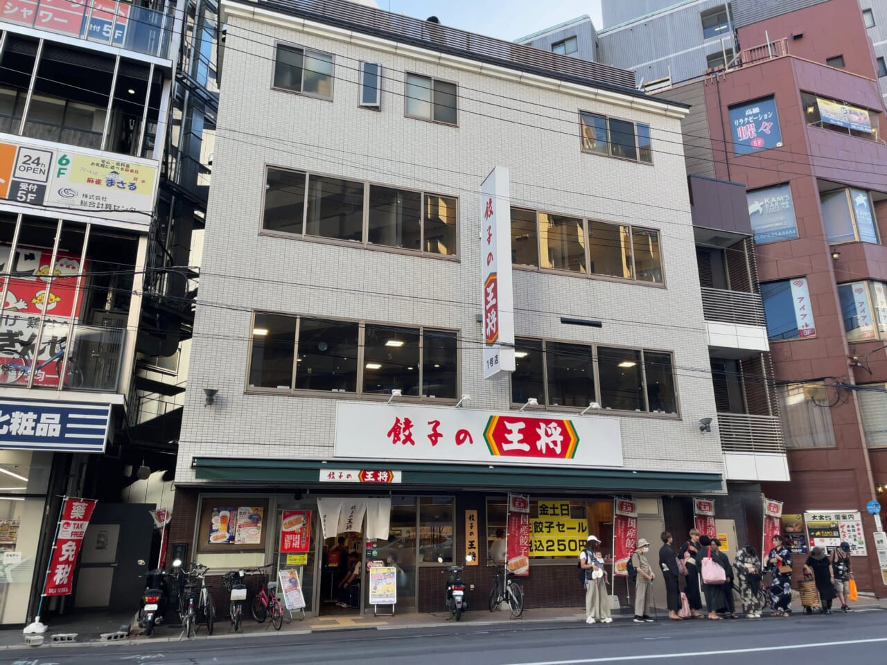 京都・四条大宮、全国730店舗の総本山「餃子の王将」1号店で楽しむ昼