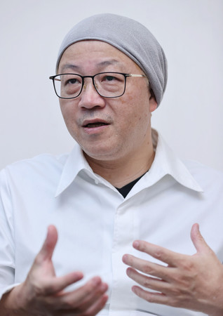 インタビューに答えるパティシエの辻口博啓さん