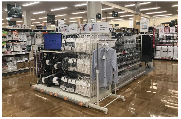 カインズの「ワンタッチワイシャツハンガー」売場