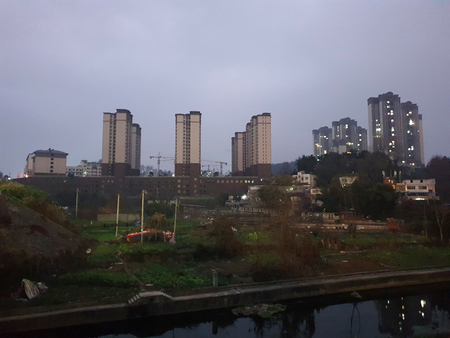 中国不動産不況、工事が止まったマンション