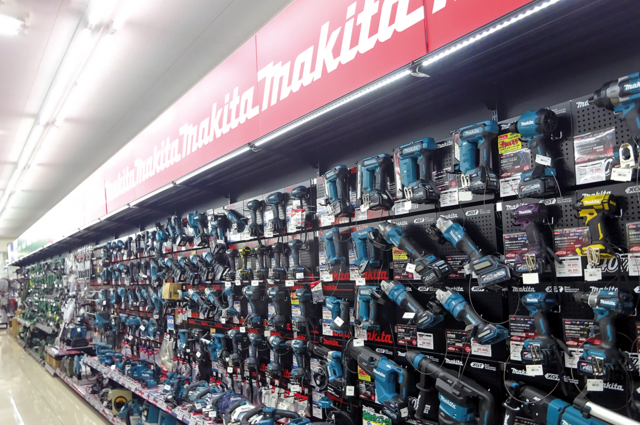 壁面いっぱいに電動工具